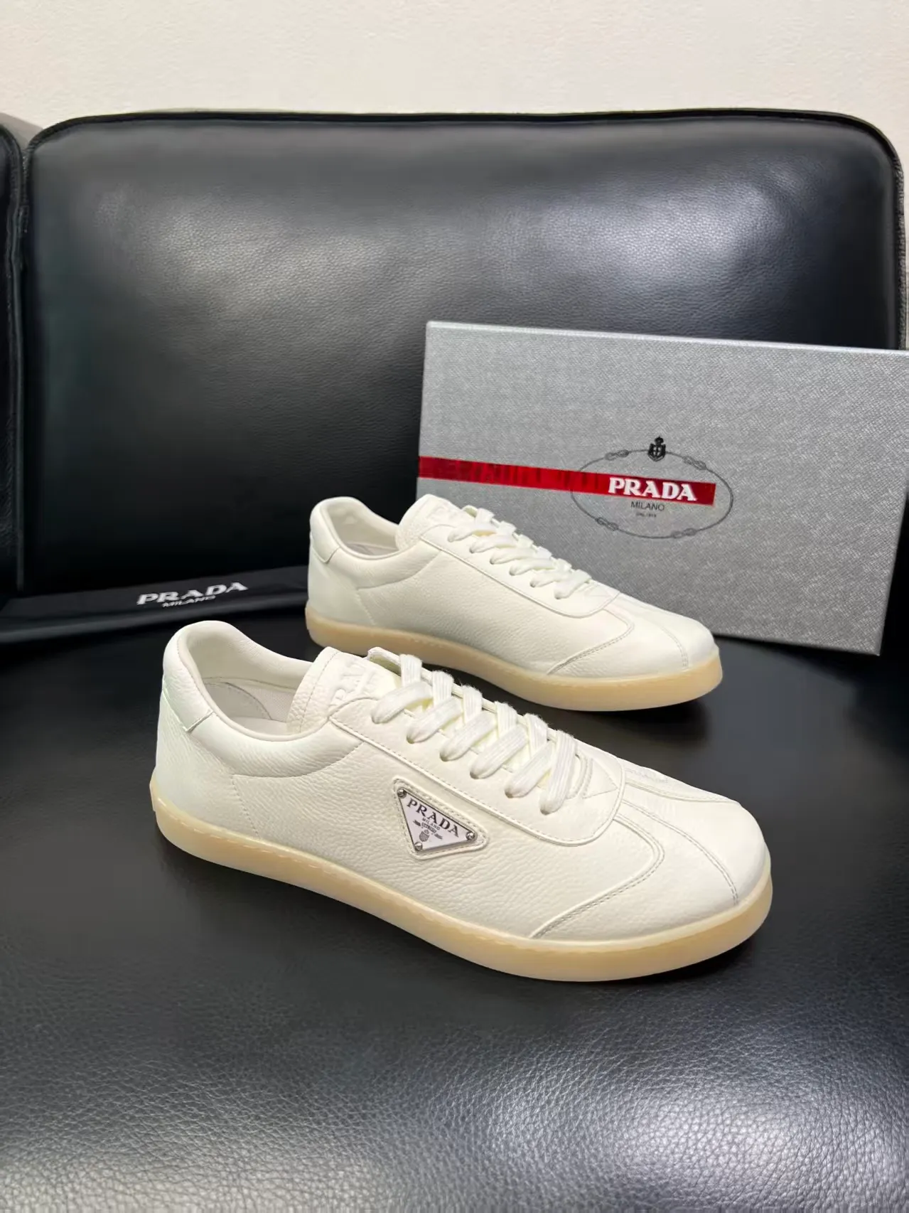 P380 38-45 Prada Prada’s new men’s leather sneakers, the highest version on the market, any comparison is welcome🆚! The original leather has excellent texture and is super high-end! Fetal sheep net lining imported from Italy, removable pad! Luxurious materials and fine workmanship, highly recommended! No. 058